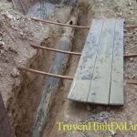 Tại xã Hòa Sơn trong lúc làm nhà, người dân phát hiện một quả bom dài 2,4m, nằm sâu dưới lòng đất 4 m.